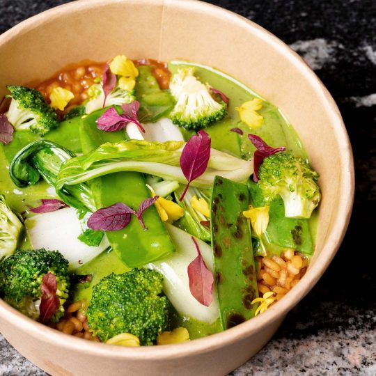Arroz con curry verde de verduras, pack choi y cilantro